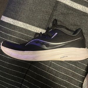 Men’s Saucony Guide 16 shoes, Size 11.5 Black and White Paid $140